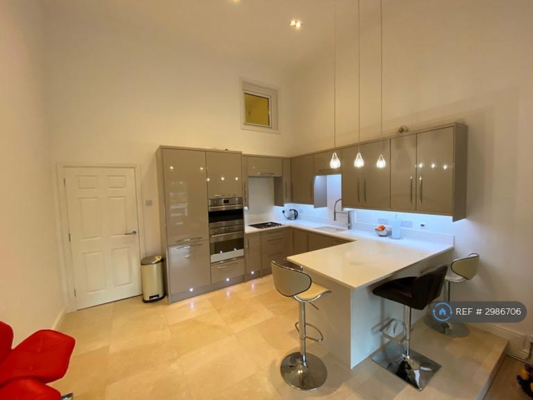 House Woodland Crescent in Greater London