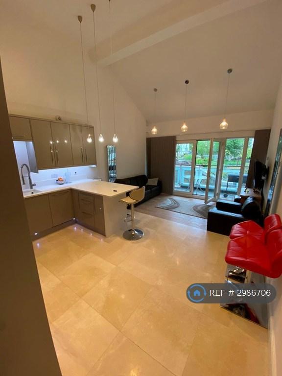 House Woodland Crescent in Greater London