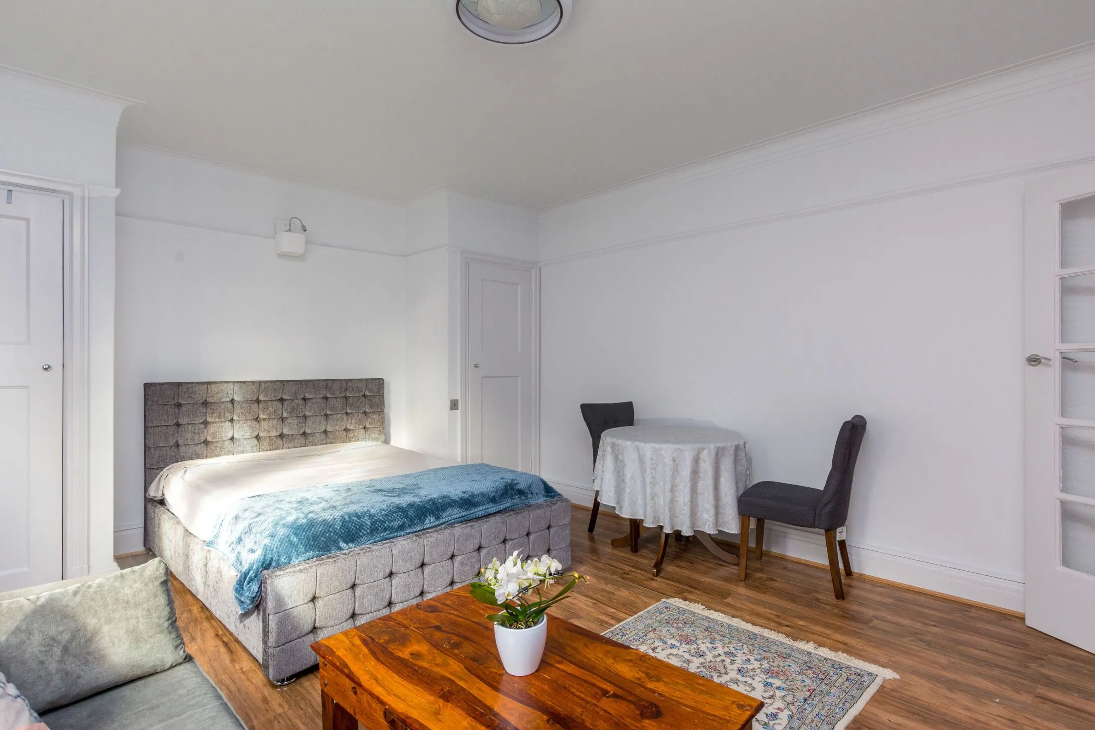 Flat Kensington High Street in Greater London