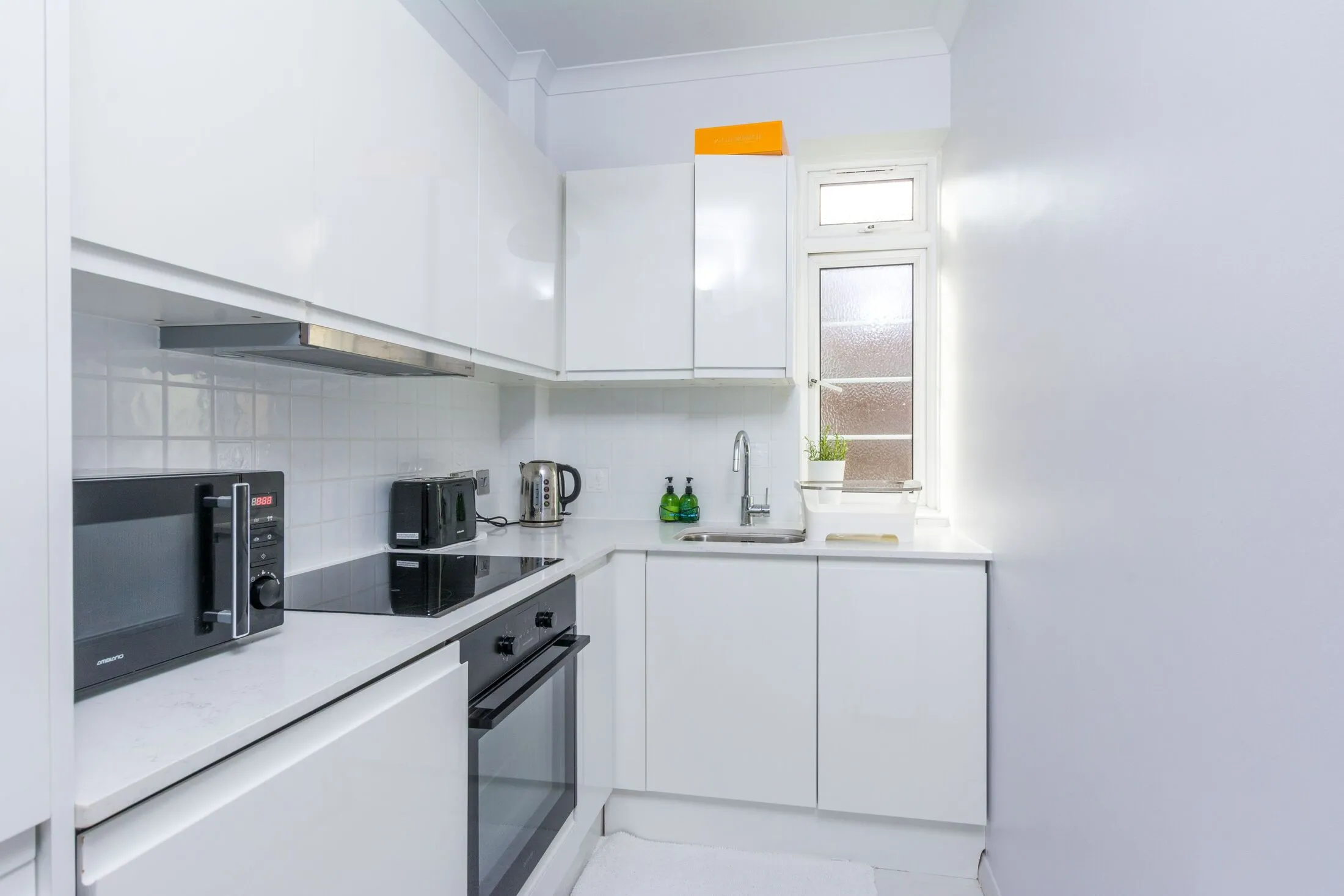 Flat Kensington High Street in Greater London