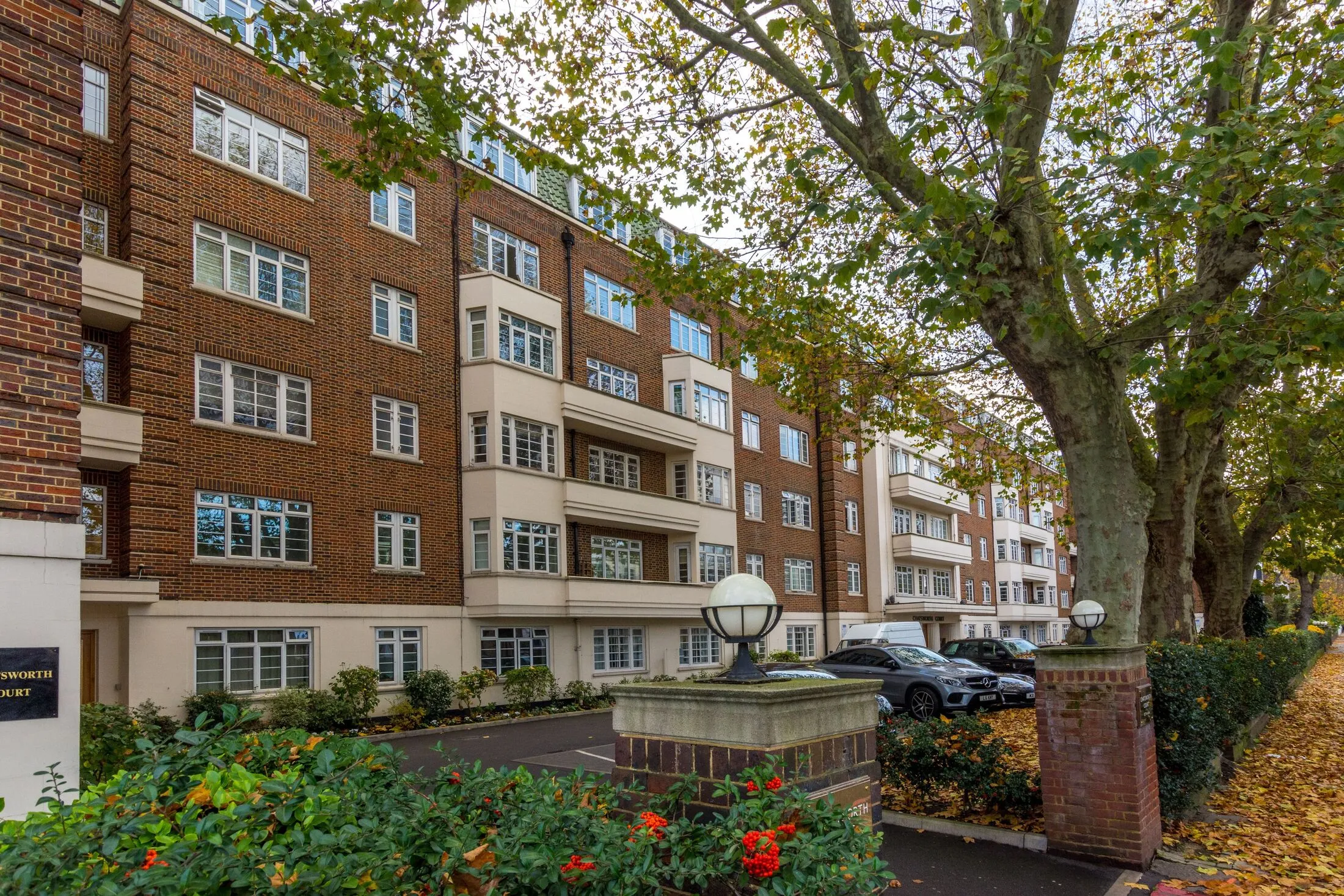 Flat Kensington High Street in Greater London