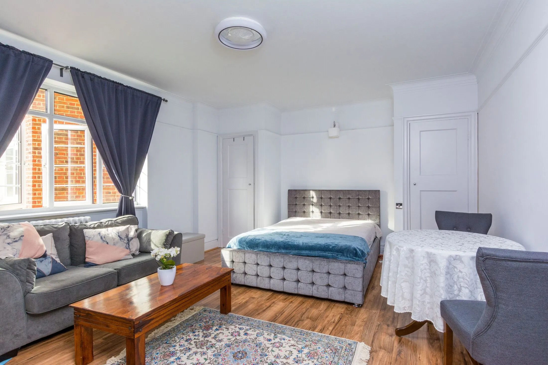 Flat Kensington High Street in Greater London