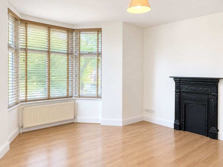 Flat Hawes Road in Greater London