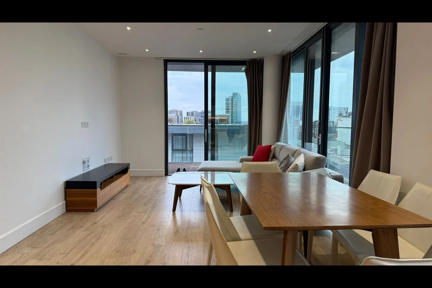 Flat Piazza Walk in Greater London