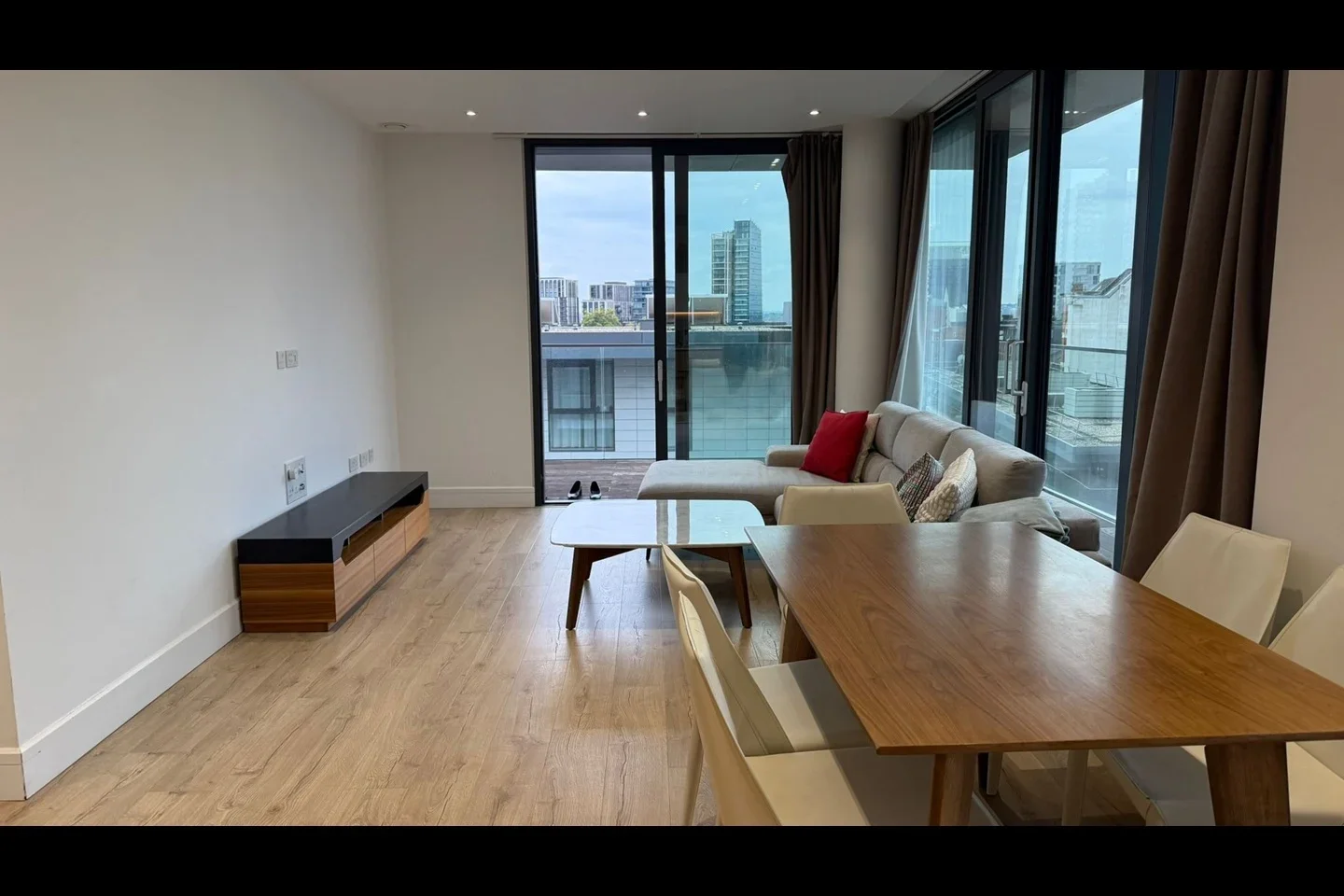 Flat Piazza Walk in Greater London