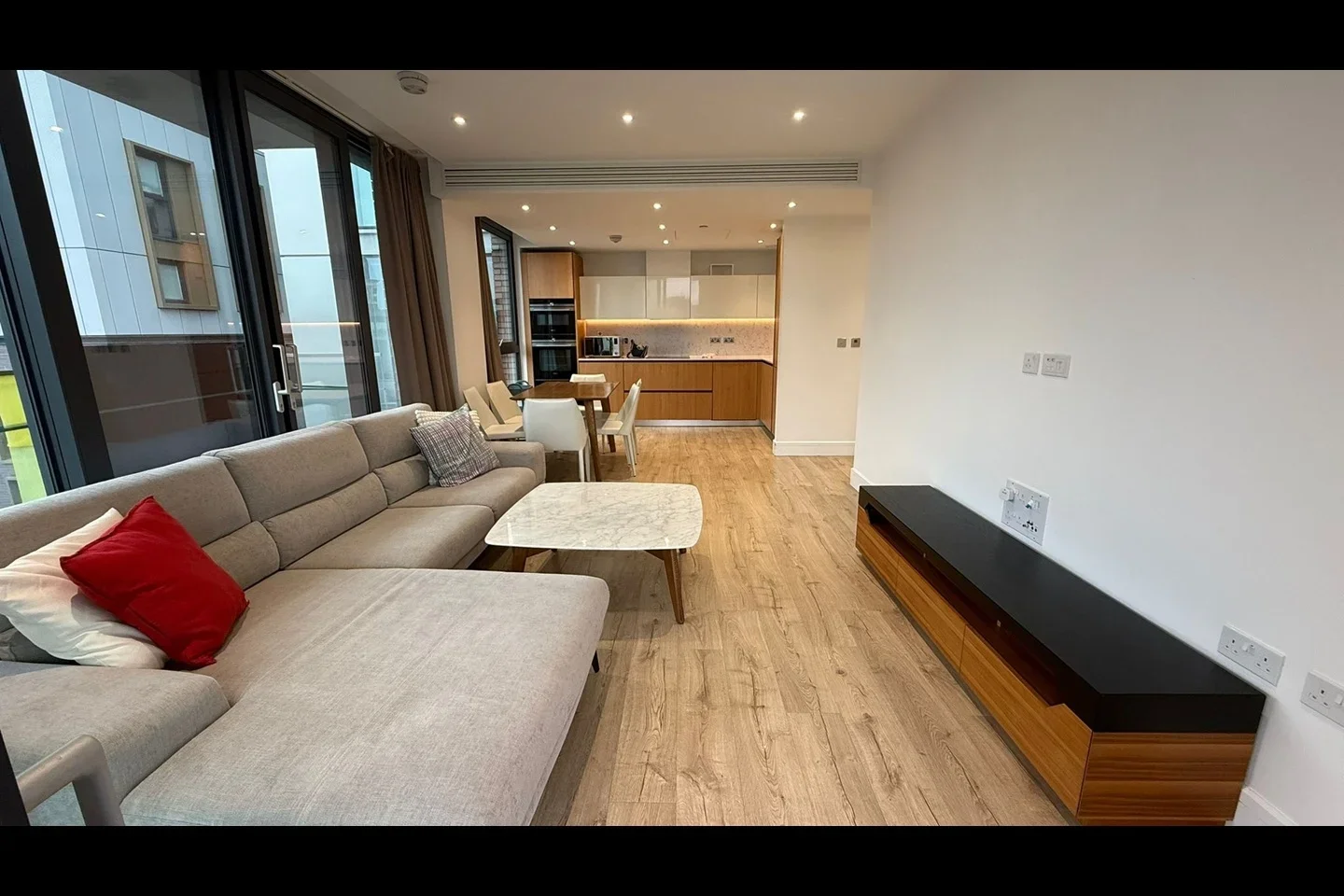 Flat Piazza Walk in Greater London