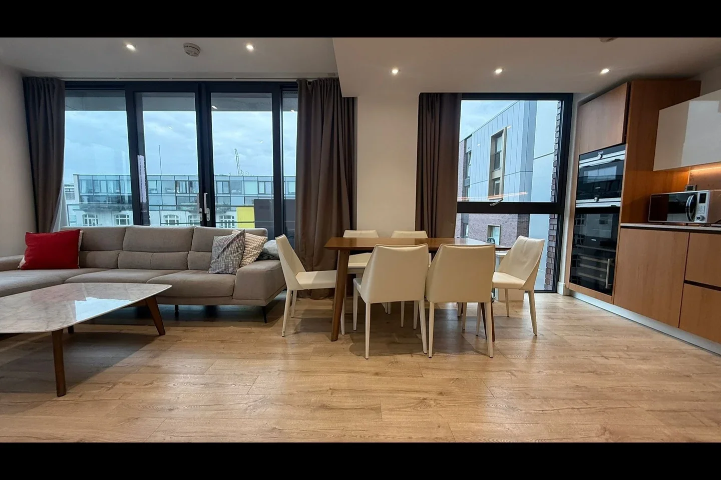 Flat Piazza Walk in Greater London