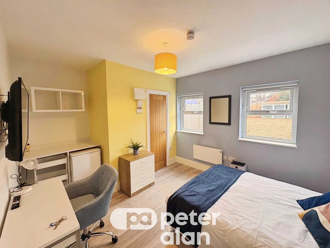 Room Newport Road in Cardiff