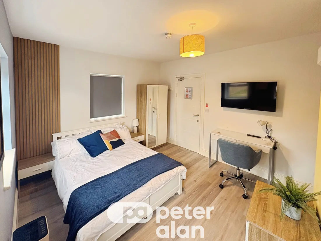 Room Newport Road in Cardiff