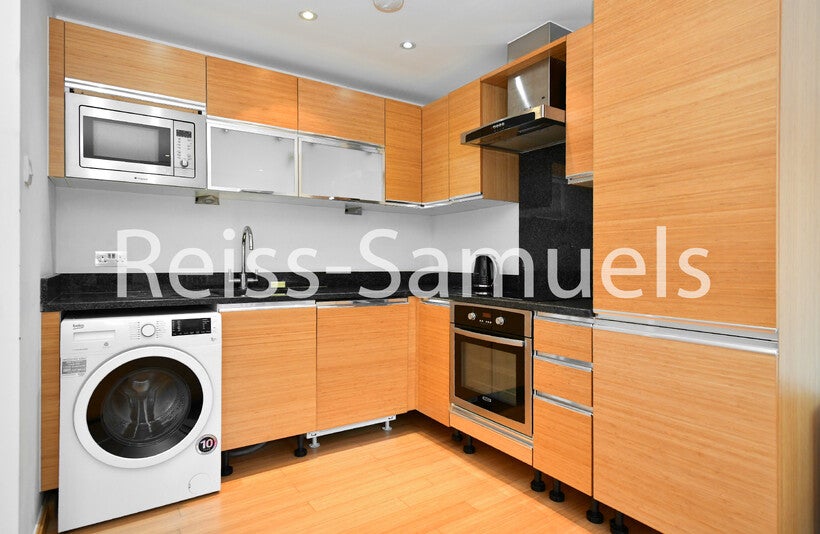 Flat Westferry Road in Greater London