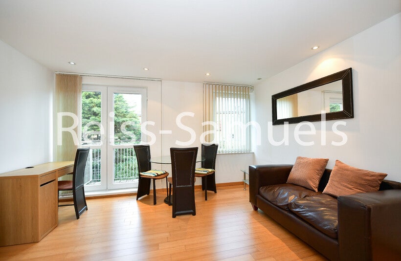 Flat Westferry Road in Greater London