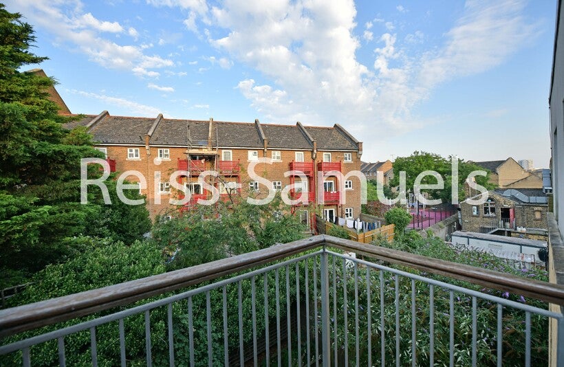 Flat Westferry Road in Greater London