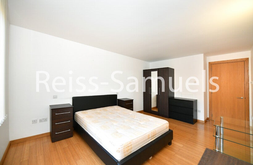 Flat Westferry Road in Greater London