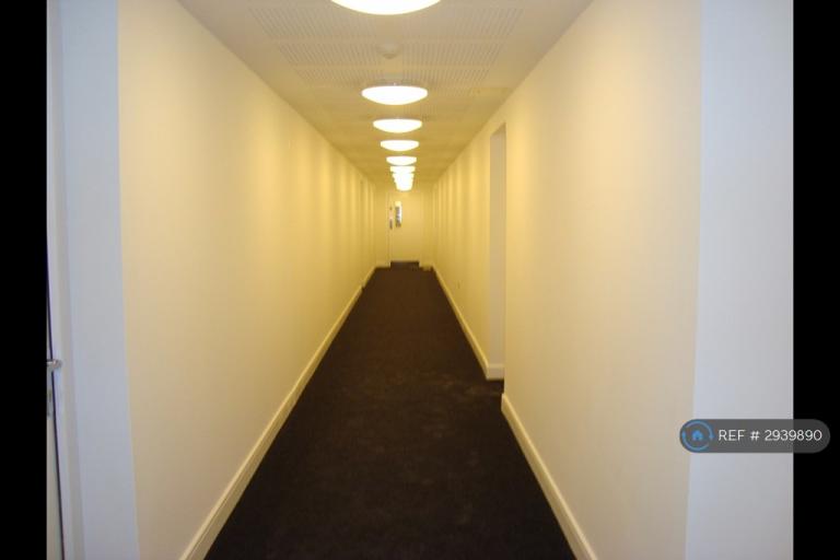 Flat Oldchurch Road in Greater London