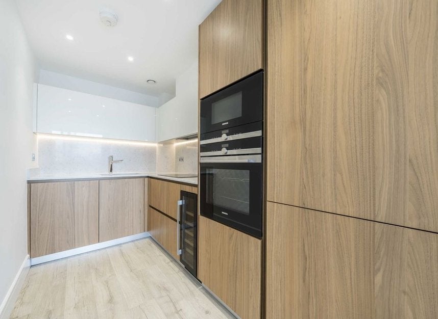Flat Piazza Walk in Greater London