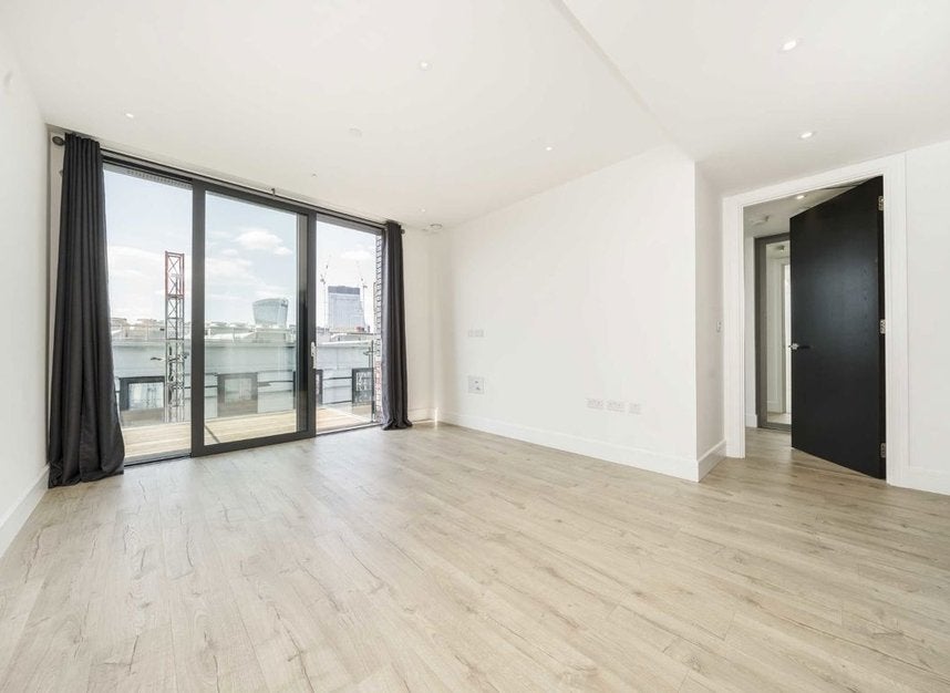 Flat Piazza Walk in Greater London