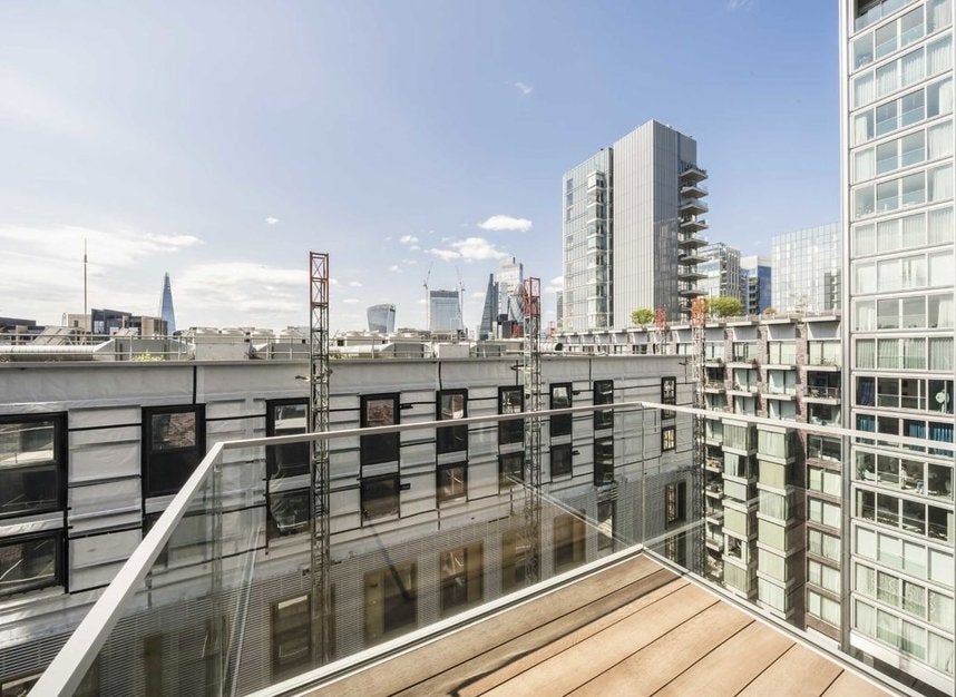 Flat Piazza Walk in Greater London