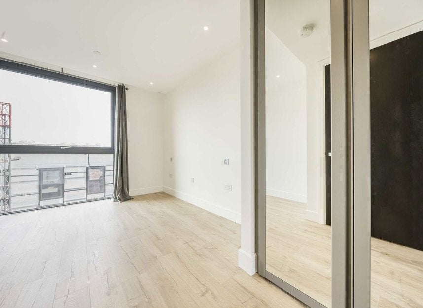 Flat Piazza Walk in Greater London
