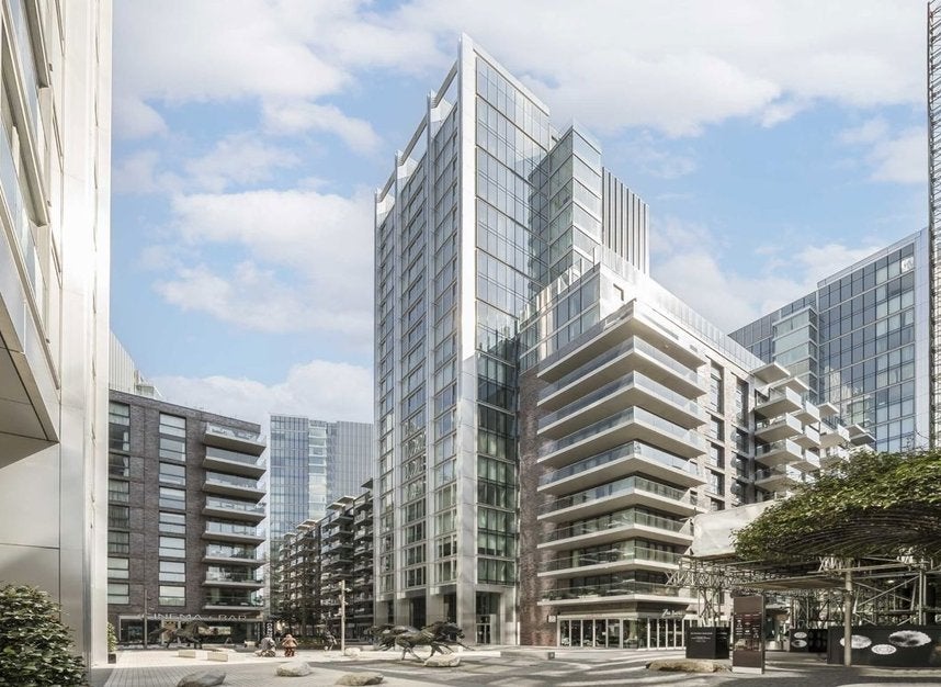 Flat Piazza Walk in Greater London