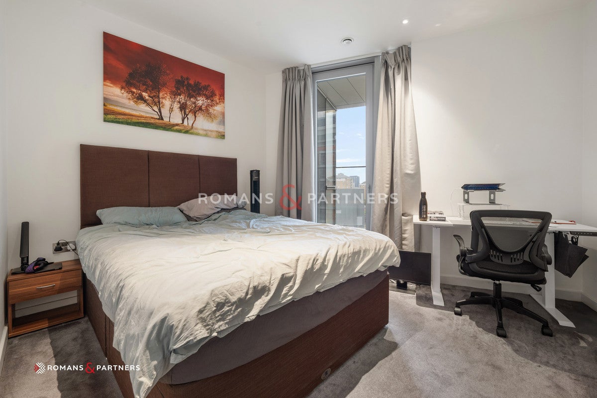 Flat Biscayne Avenue in Greater London