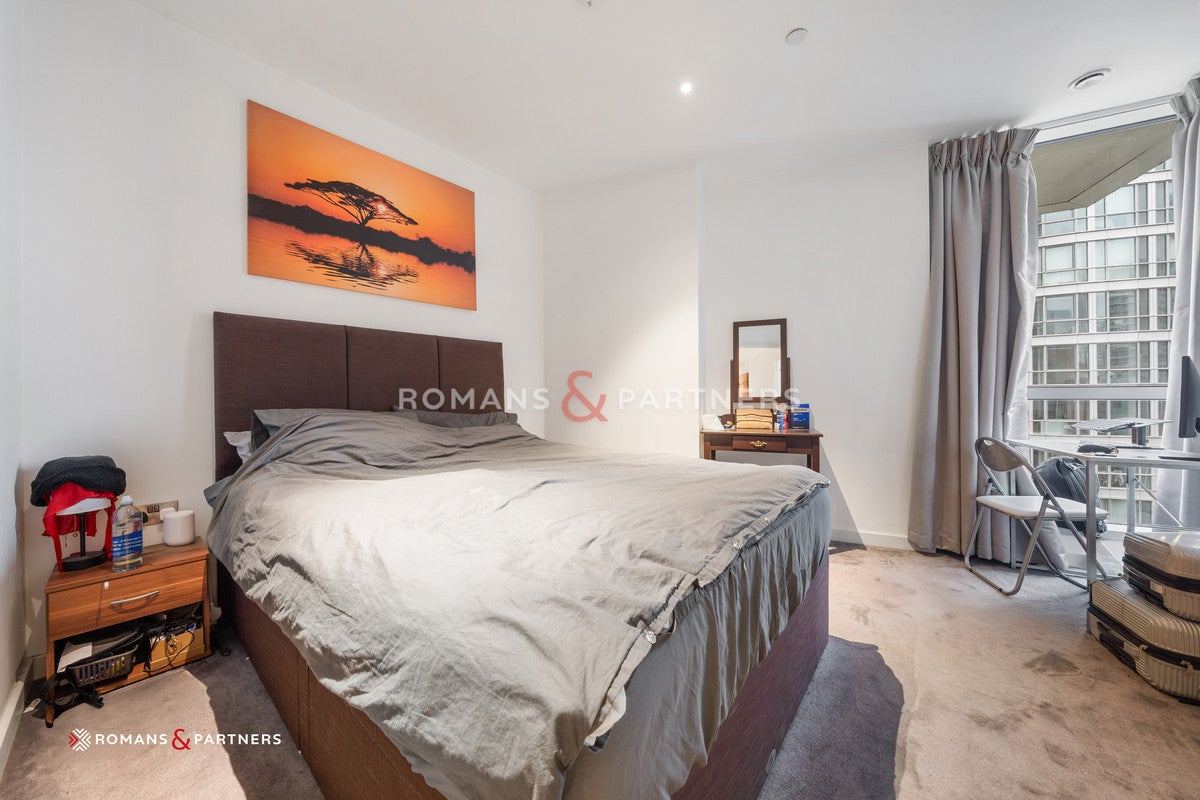 Flat Biscayne Avenue in Greater London