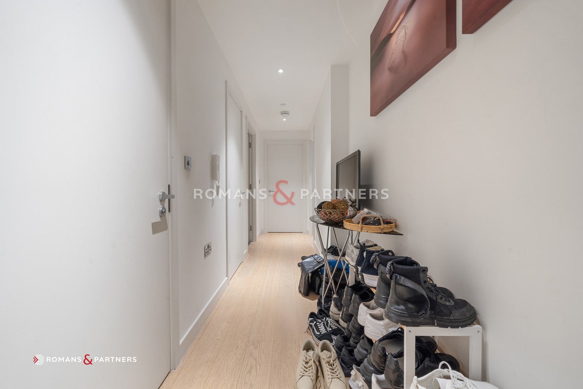 Flat Biscayne Avenue in Greater London