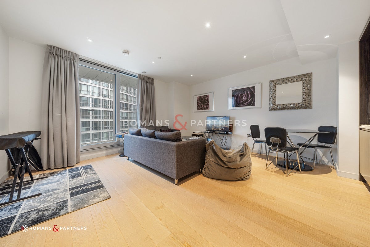 Flat Biscayne Avenue in Greater London
