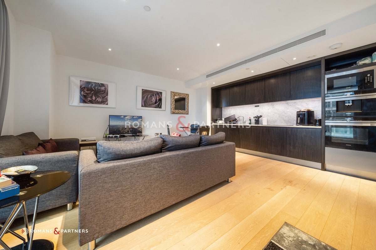 Flat Biscayne Avenue in Greater London