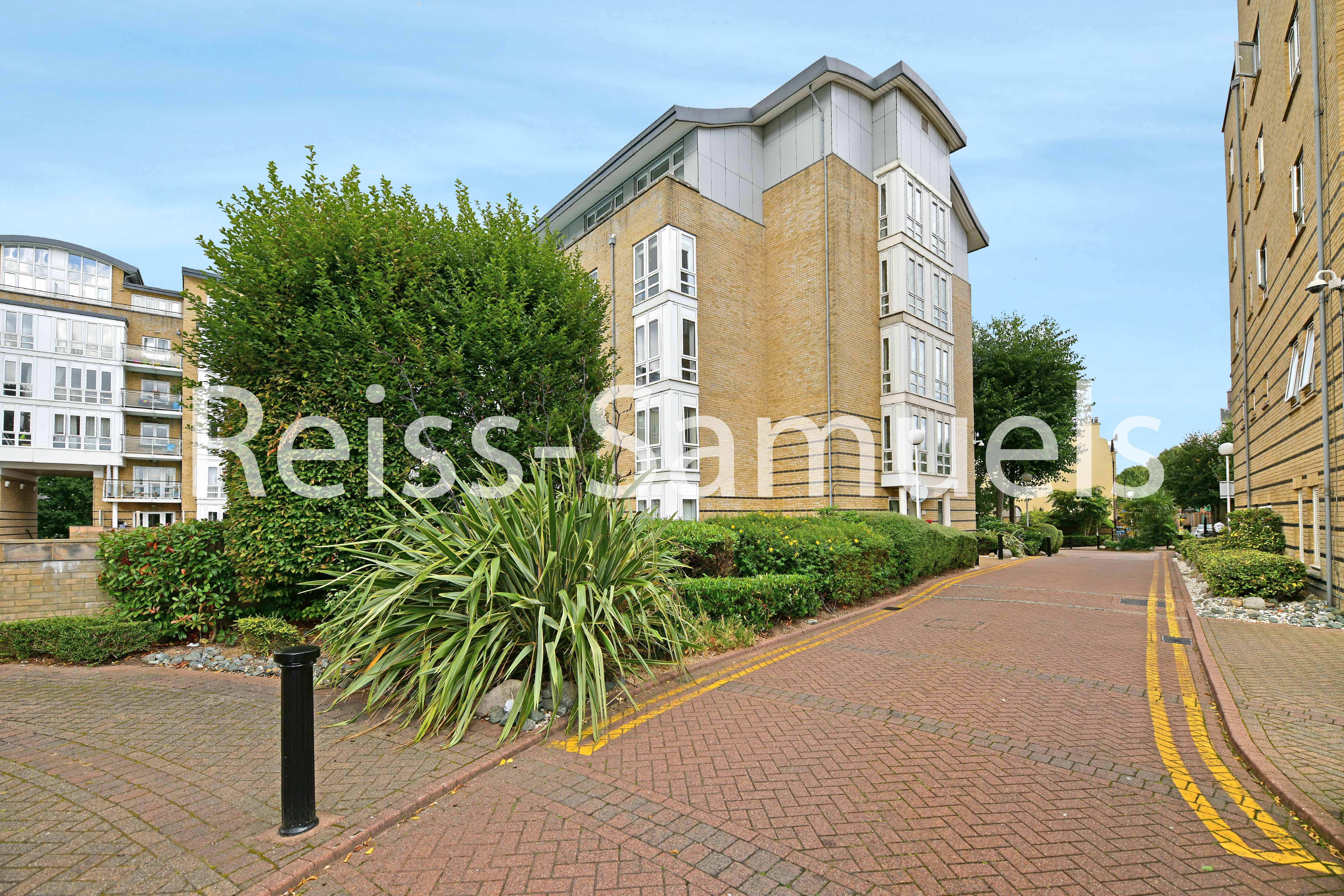 Flat St. Davids Square in Greater London