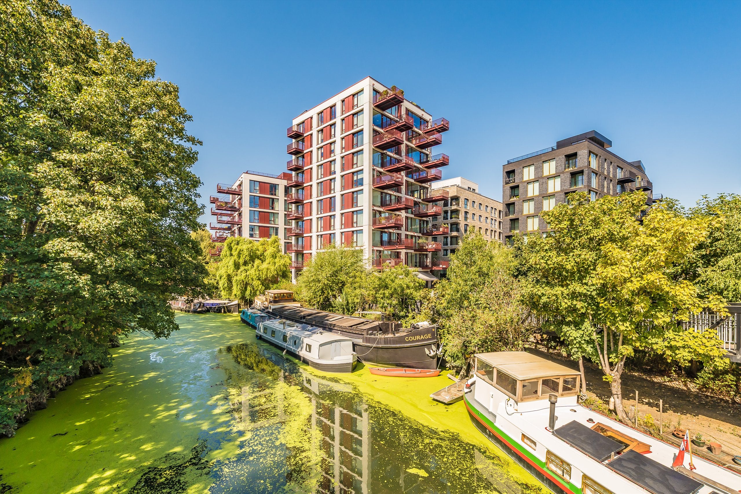 Flat Thames Path - northern Bank in Greater London