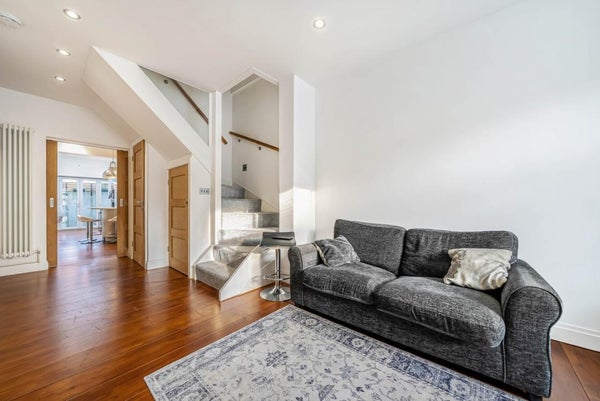 Flat Herbert Road in London