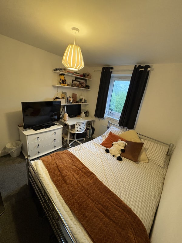Room Parsonage Square in Glasgow