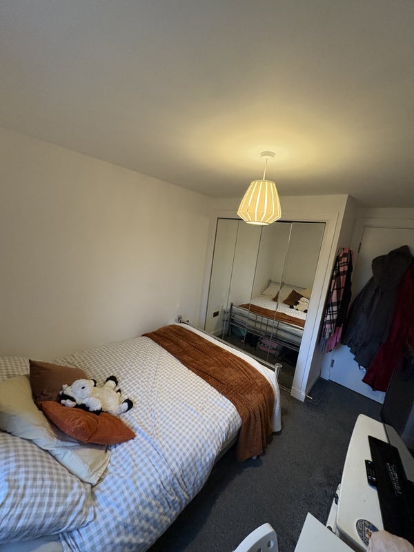 Room Parsonage Square in Glasgow