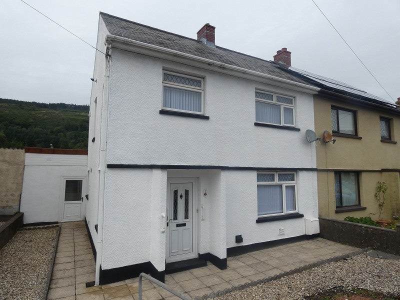 House Ynys Fach Avenue in Resolven