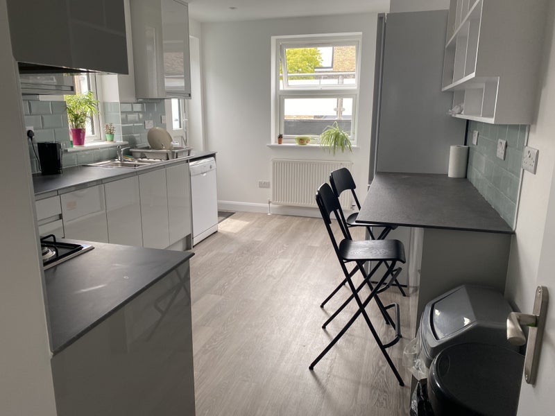 Room Merton Road in Greater London
