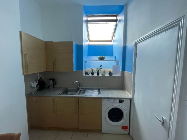 Room Salusbury Road in Greater London