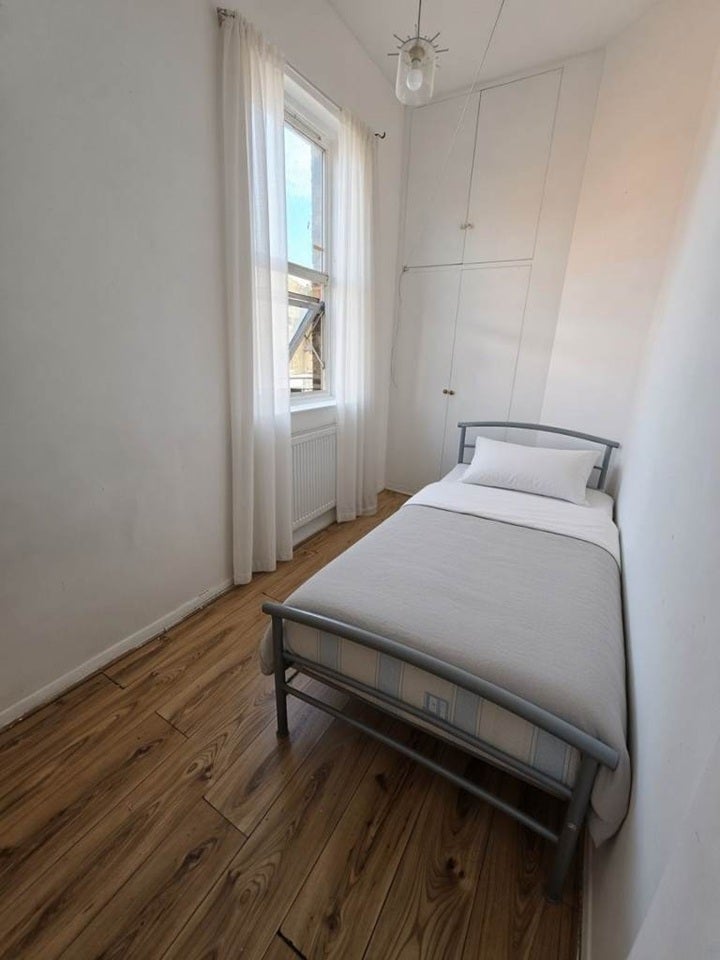 Room Salusbury Road in Greater London