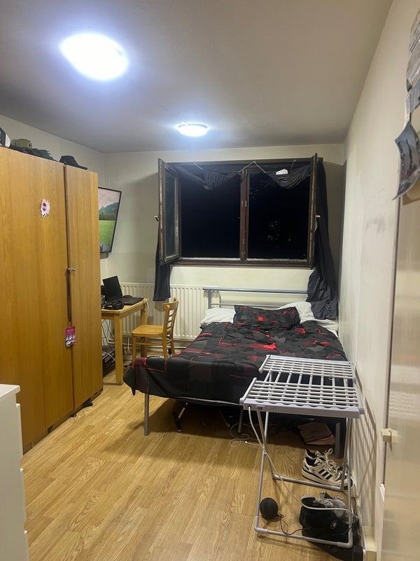 Room Bush Road in Greater London