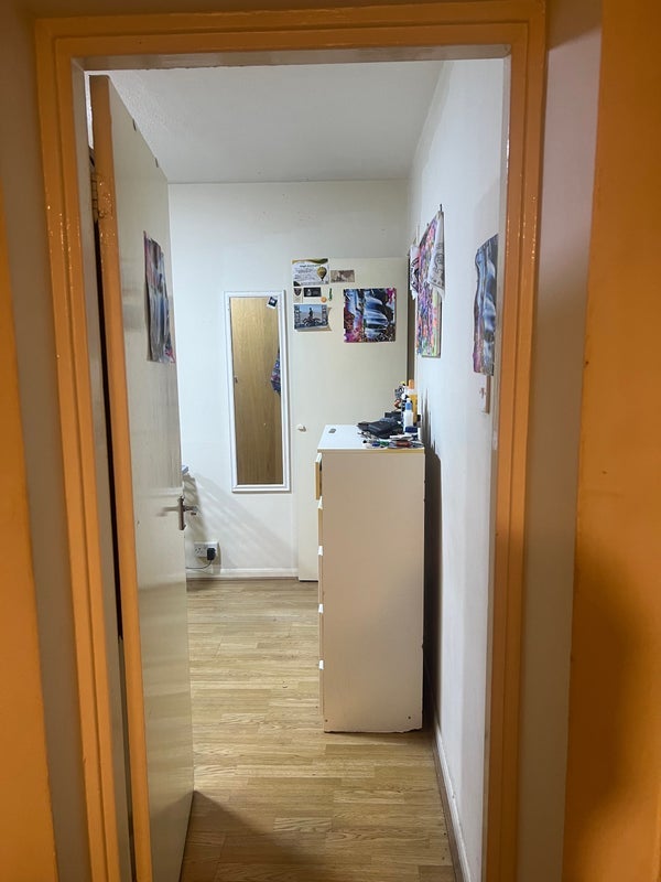 Room Bush Road in Greater London