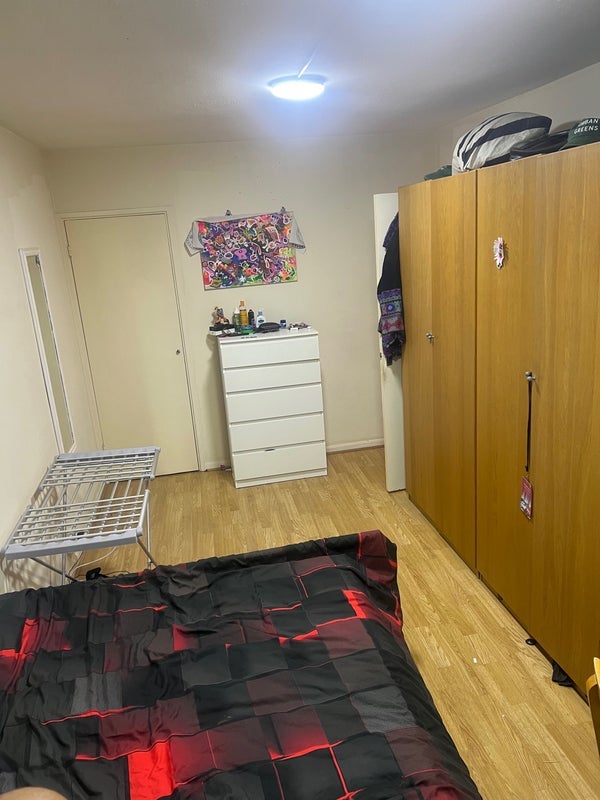 Room Bush Road in Greater London