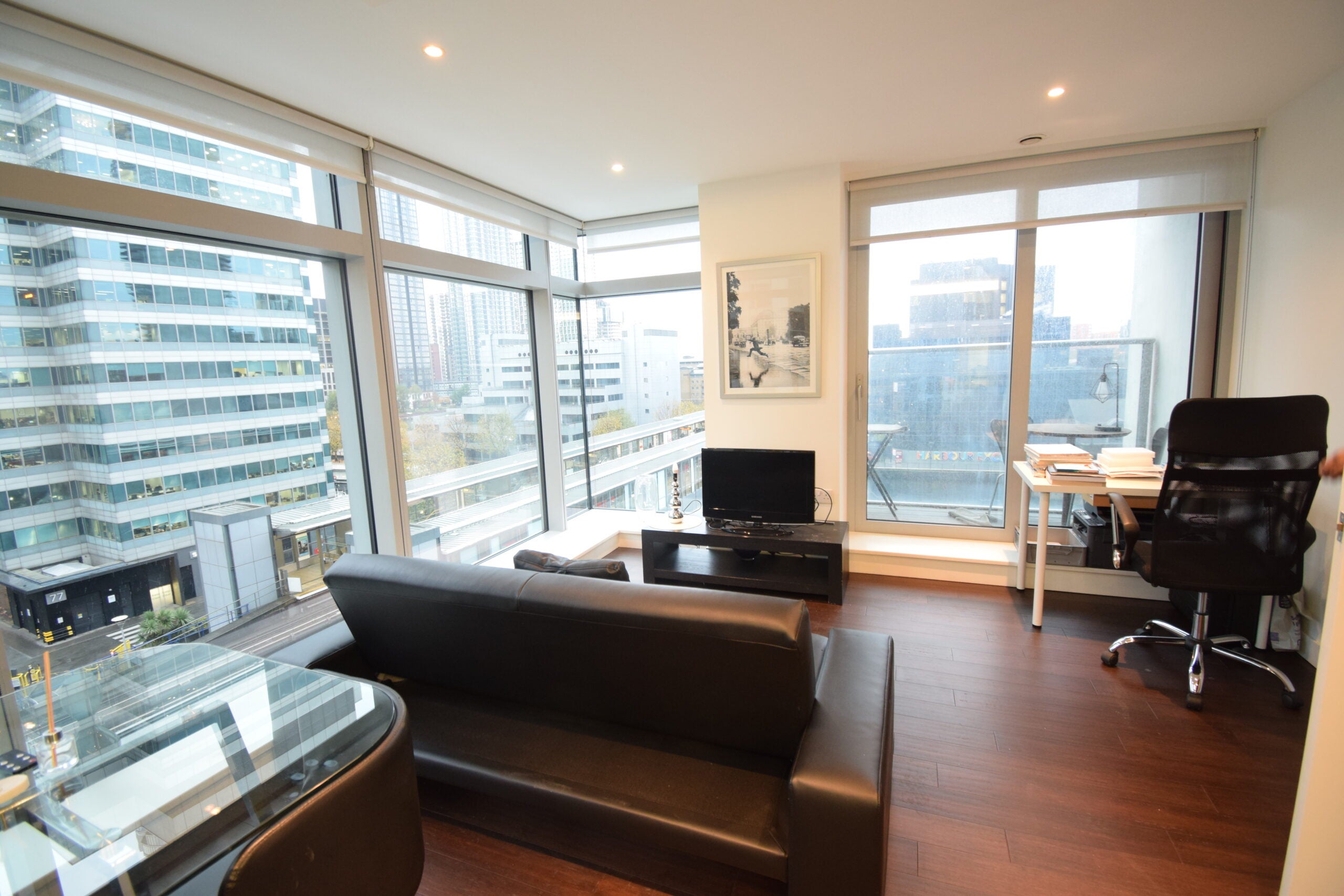 Flat Pan Peninsula Square in Greater London
