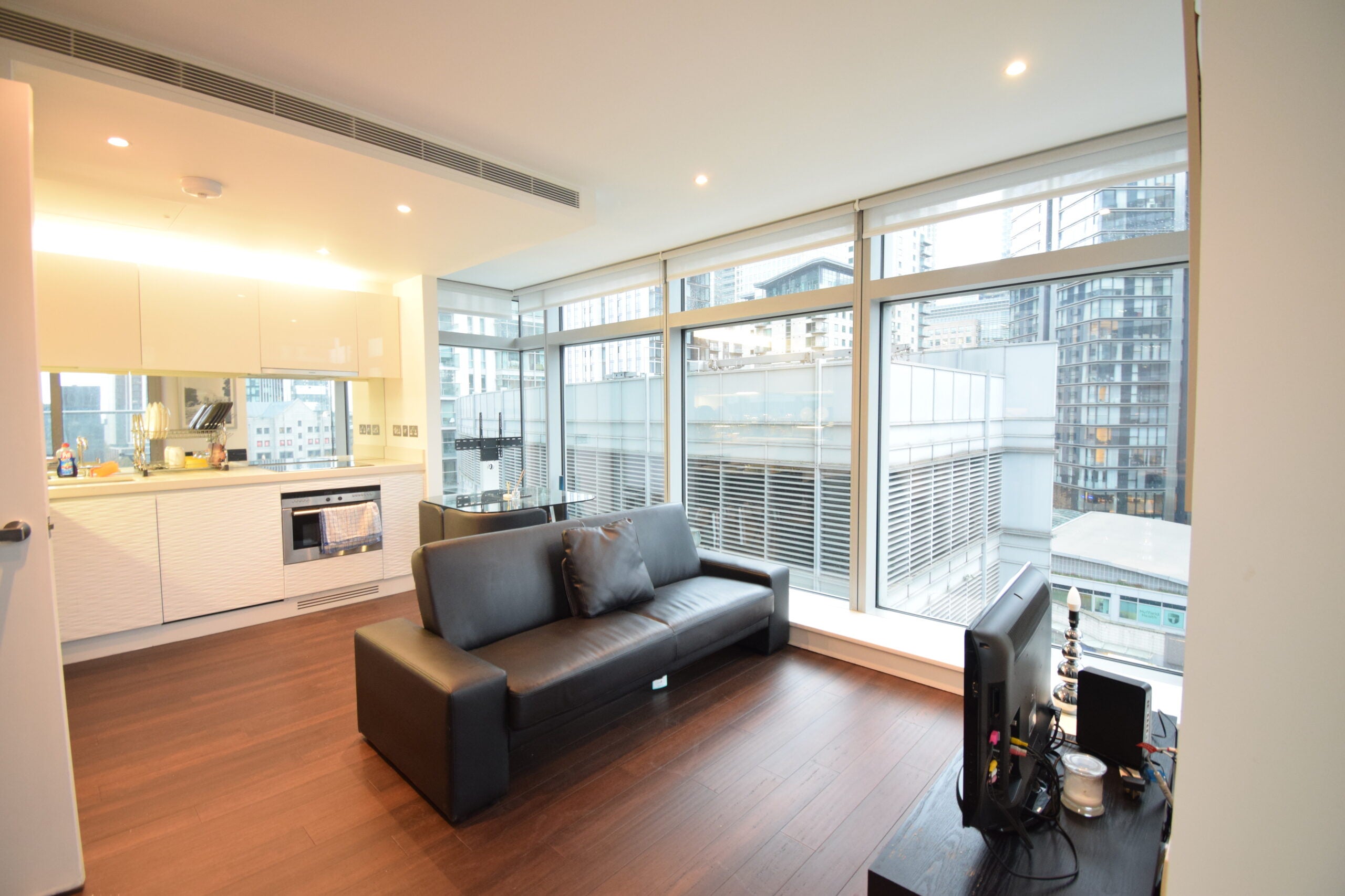 Flat Pan Peninsula Square in Greater London