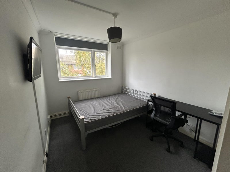 Room Crescent Lane in Greater London