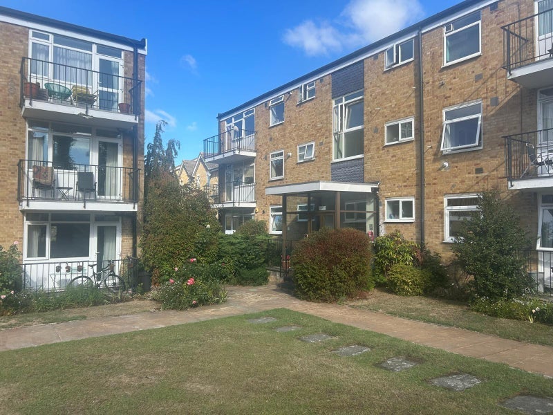 Room Crescent Lane in Greater London