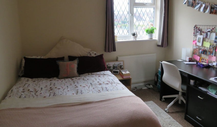 Flat Raymond Crescent in Guildford
