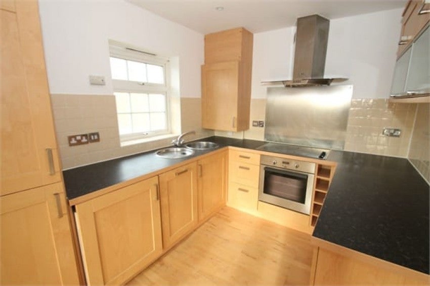 Flat Benrek Close in Greater London