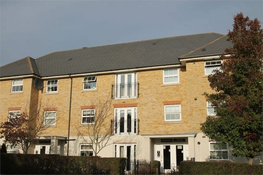 Flat Benrek Close in Greater London