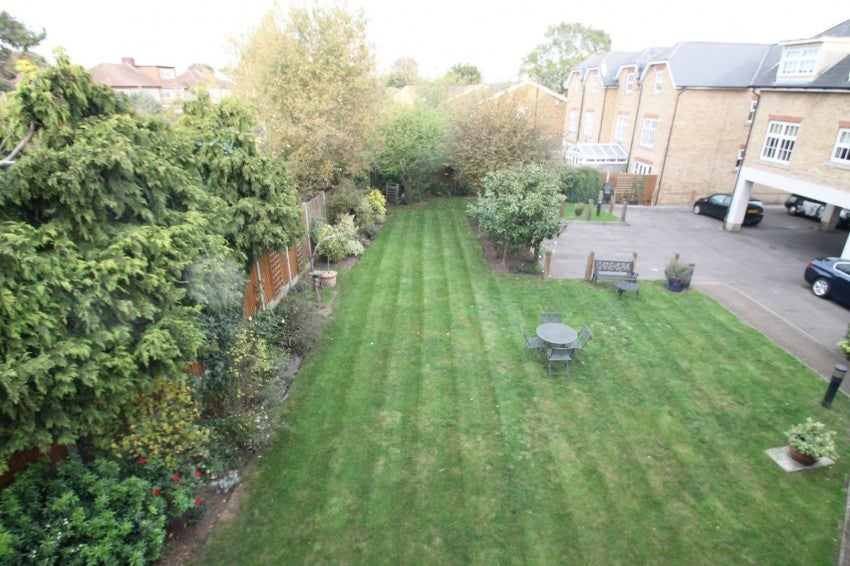 Flat Benrek Close in Greater London
