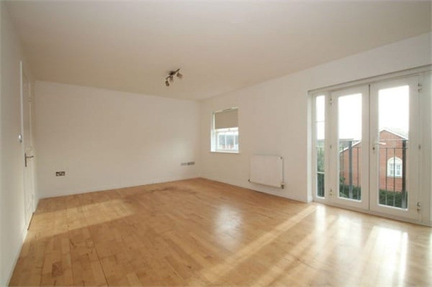 Flat Benrek Close in Greater London