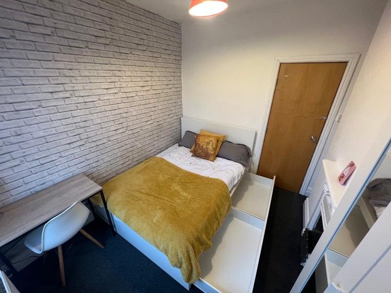 Room Back Stanmore Place in Leeds
